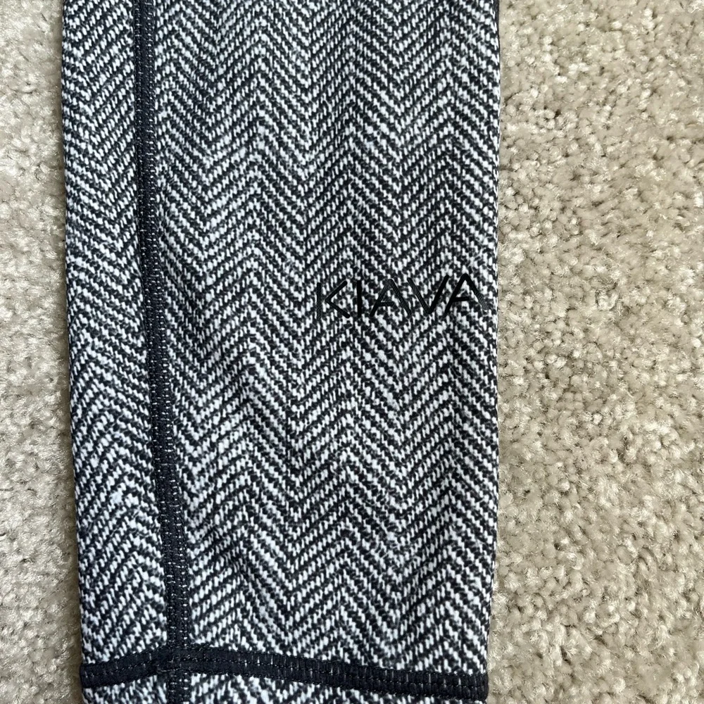 Kiava Gray Herringbone Leggings - Picture 3 of 3